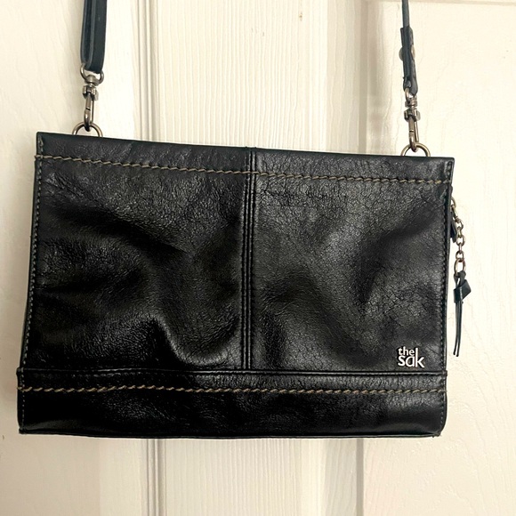 The Sak Shoulder Bag! Black leather with cell phone pocket on the back - Picture 2 of 4